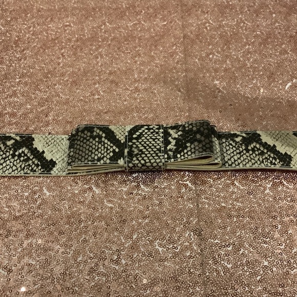 bebe Accessories - BEBE FAUX SNAKESKIN BELT WITH BOW IN FRONT - SIZE M/L